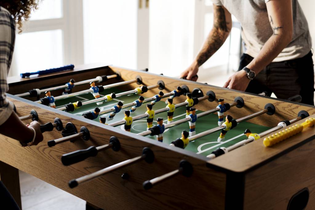 table de babyfoot pour salle de jeux