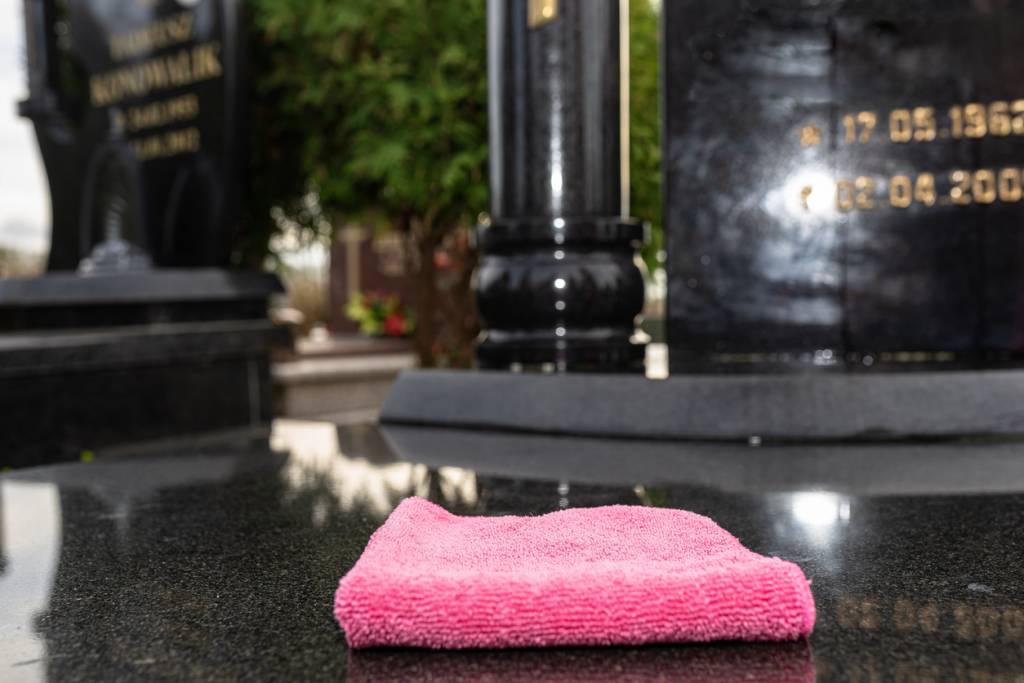 entretien plaque funéraire marbre hommage décès cimetière monument stèle défunt nettoyage marbrier nettoyer produits